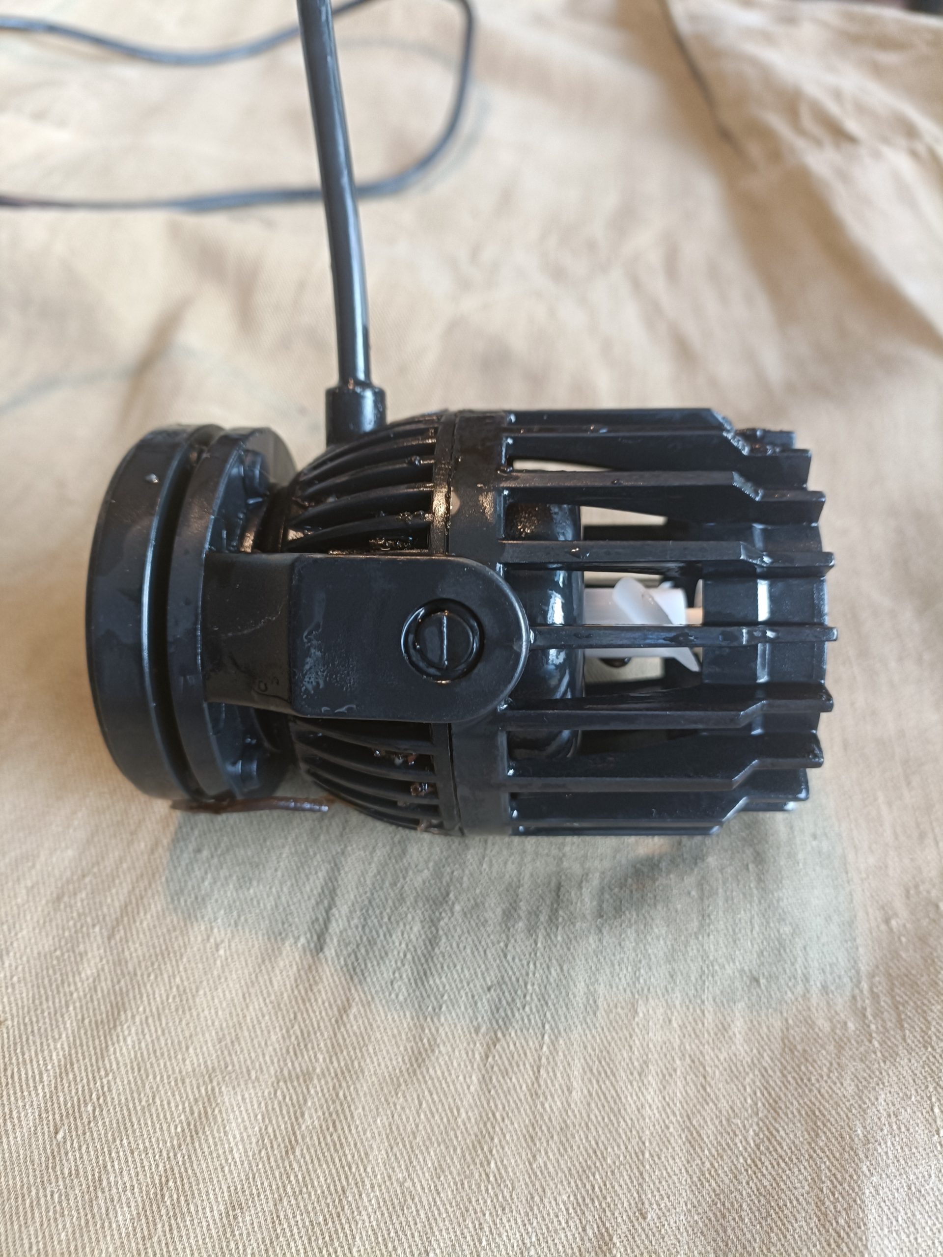 Kuva 3: Vaimennuskumeilla ja magneettikiinnityksellä varustettu stream-pumppu
