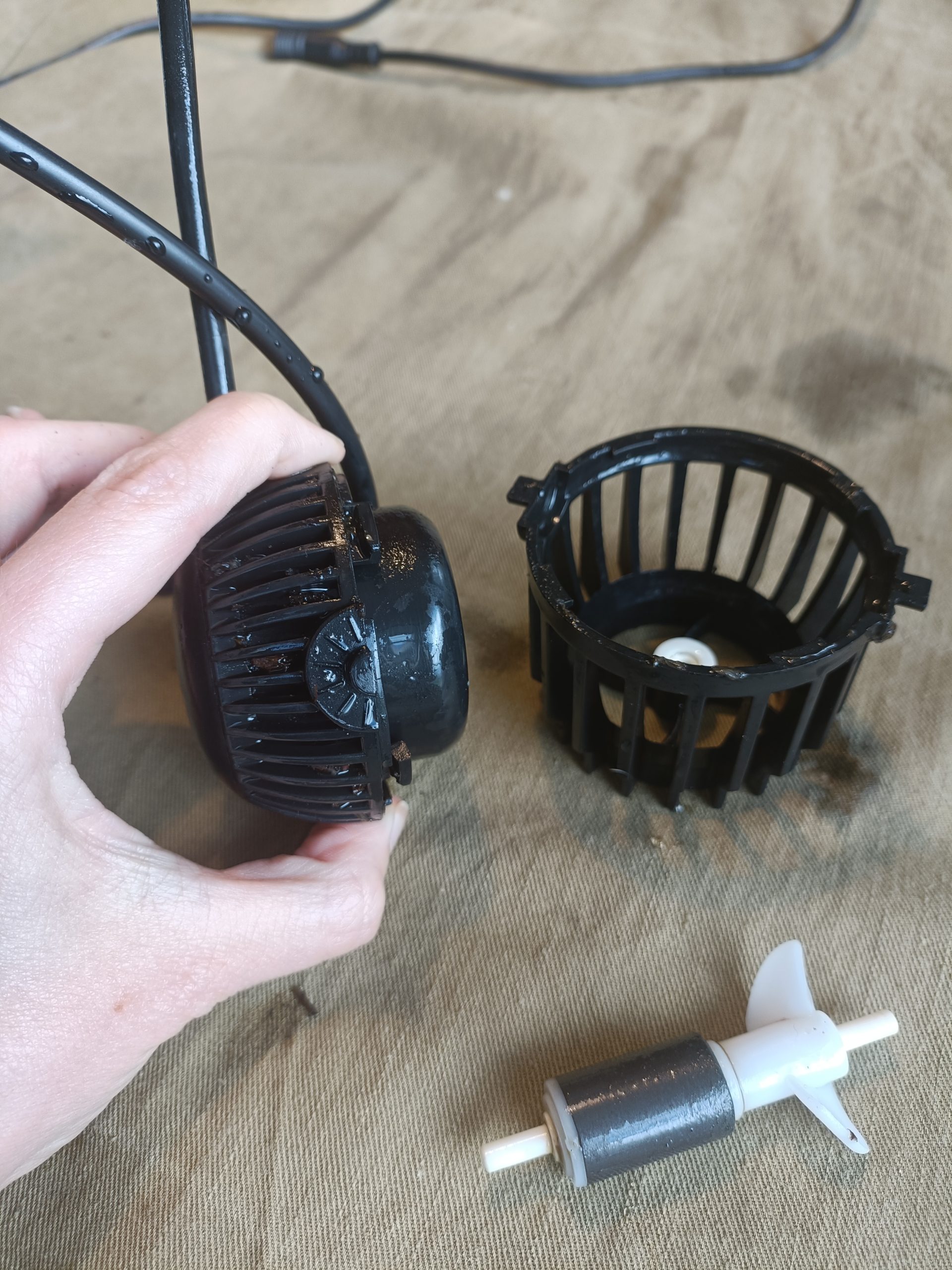 Kuva 4: Runko-osa purettuna sekä vettä liikuttava propelli
