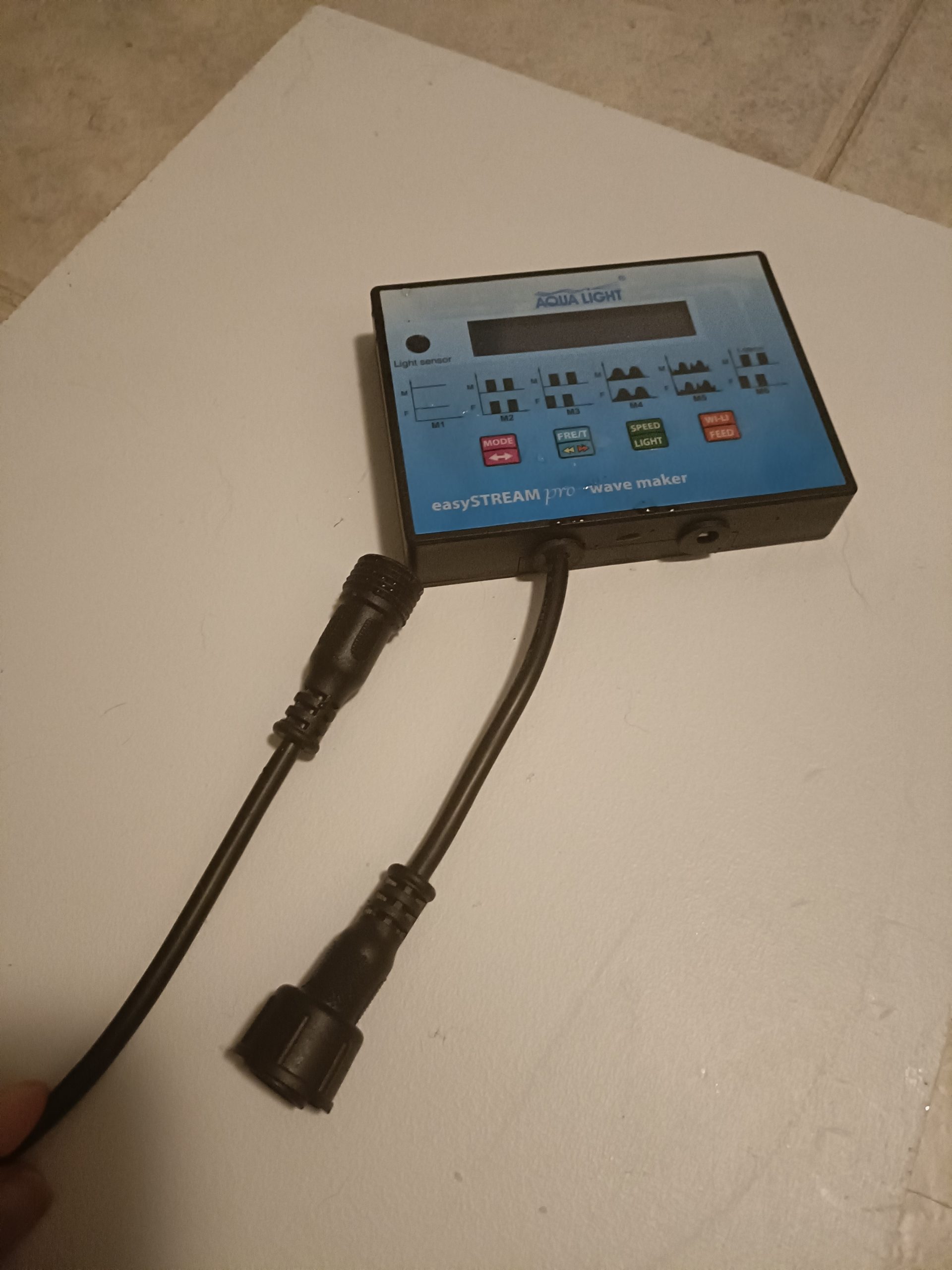 Kuva 5: Ohjainyksikkö, joka sisältää erilaisia valmiita ohjelmia kuten aaltomoodeja